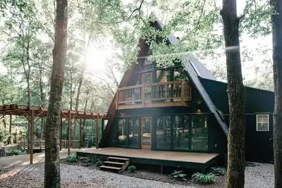 Image de Modern A-Frame cabin with Dock on West Point Lake