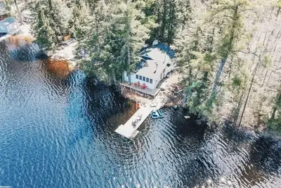 Image de Whispering Woods Lakefront Cabin|Water Access|Canoe|Kayak|Bbq