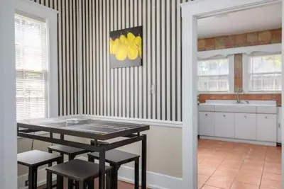 Image de 3 Bed House and w/ a Tiny Home. Pool table, yard