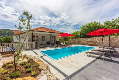 Image de Bel appartement avec piscine et aire de jeux pour les enfants