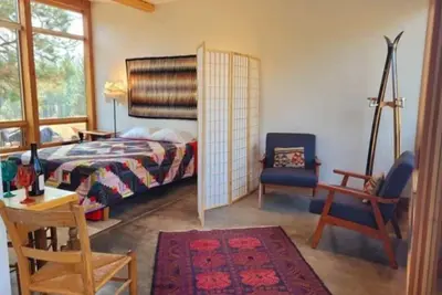 Secluded, serene studio with private deck, parking. 5 minutes from town.