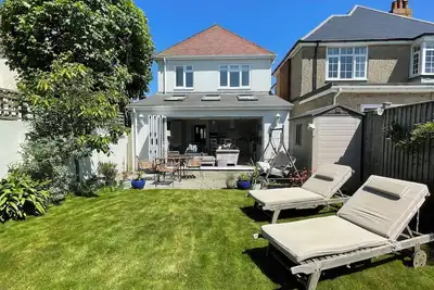 Image de Homely Southbourne Beach House, 5mins to beach, 3 Bed, with Parking.