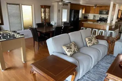 Image de Wonderful, Spacious, Fun, Lake Home With Swim Space