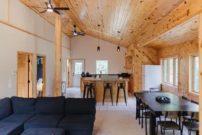 Image de Lake View, Speakeasy, Sauna, Arcade, Ping Pong, Kayaks, Disc Golf, Poker, B-Ball