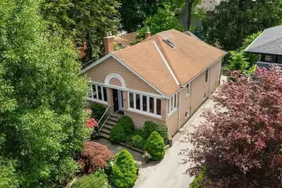 Image de Port Credit Charm: Steps to Lake ~ Backyard