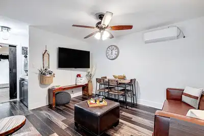 Image de #1 Cottage in Old Town Burleson walk to entertainment & restaurants-Free parking