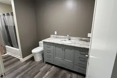 Image de Birds Nest is a beautiful newly built home on Swanlake with 88 ft of deck! !