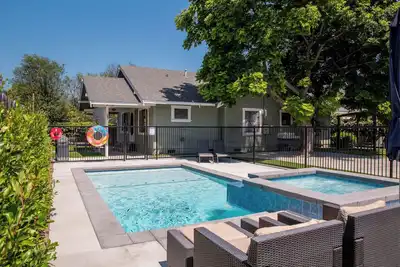 Image de The Best House. 1 mile to Disneyland with a pool, hot tub, and game room.