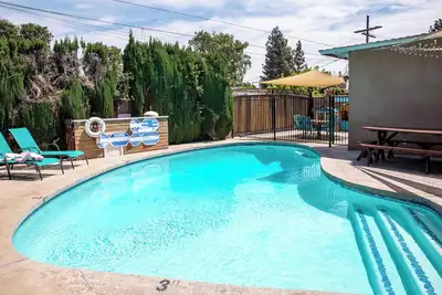 Image de The Magic Forest House - 1mile to Disneyland family friendly House with a pool.