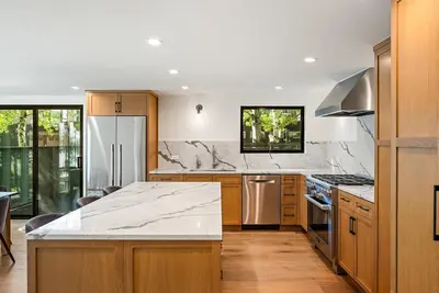 Image de Beautifully remodeled house with mountain and golf course views