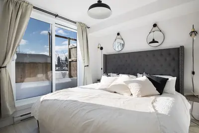 Image de Petite Italie | Montréal | Grand lit King | Terrasse et vues sur le toit