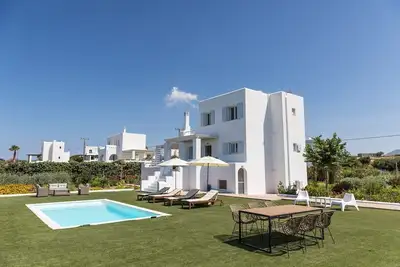 Image de Stunning Naxos Villa | 5 Bedrooms | Villa Chawla | Spacious Outdoor Area with Private Pool | Pyrgaki
