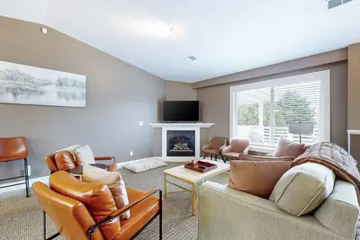 Image de Stylish dog-friendly retreat with furnished deck, pool, & firepits