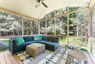 Image de Pocohouse - 10 min to Jack Frost. Trendy sunroom\/firepit with lights\/Extensive Patio