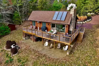 Image de Cozy chalet with hot tub and ski resort view\n\n