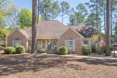 Image de +Golf cart +Jacuzzi + Ping Pong + 0. 6 miles to Historic Village and Pinehurst #2