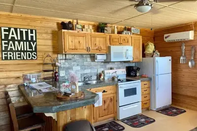 Image de “Knotty Pine Cottage\"- Bandera Firepit & Pool