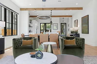 Image de Zilker Home + Hot Tub - Oakley!