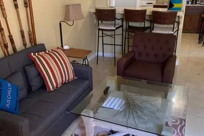 Image de Camada Apt. \"Jus Chillin\" 2/2 Sleeps 5\nLive among the friendly people