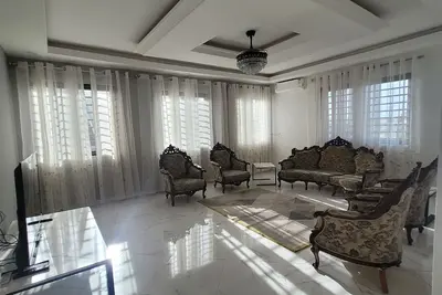 Image de Relax in style with a private patio paradise \nsecluded getaway awaits.