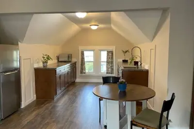 Image de \n\n\n\n\n\n\n\n\nPrivate 1-bedroom apt in a remodeled historic home in Forest Grove, Or