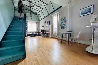 Image de Vaulted Loft in Historic Bank on Hertel King Bed + walk to shops