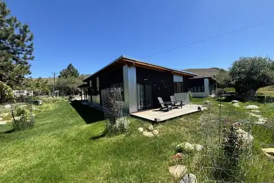 Image de Sunflower Resort Arnica Cabin with its K/Q bed config. is in ultra-quiet Winthrop South community, with a 5 minute walk to downtown on the pedestrian trail.