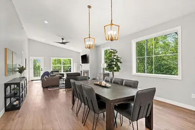 Image de RiverWest Vista - Riverfront, Sauna, Dog Friendly, 25% off Ski Tickets