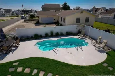 Image de Heated In-Ground Pool, 7 Large Bedrooms, Walk To Beach, 5 Miles To Ac