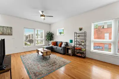 Image de Stylish Rva Rooftop Retreat - 3br, 3ba, King Bed, Sleeps 6 & Free Parking!