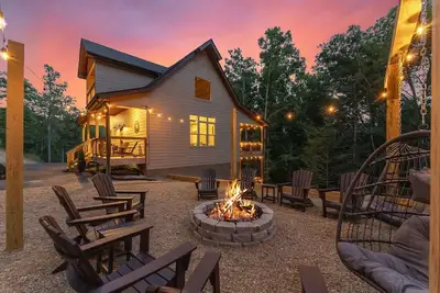 Image de Big Moe's Honey Hole: New Cabin With 3 King Beds-1 Queen Bunk-New Decor-New Furniture-Ev Charger.