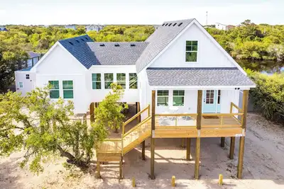 Image de New Canal front home a few rows back from the Ocean! Beach passes provided!
