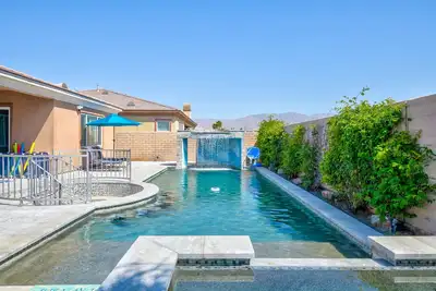 Joshua Tree Escape: Pool • Spa • Bbq & Sleeps 12!