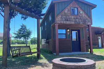 Image de The Cedar offers a relaxing stay of campfires and open loft sleeping.