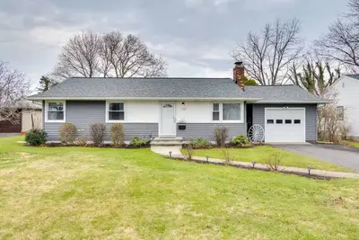 Image de Family & Pet-Friendly w/ yard & game room. Walk a block to Lake Ontario.