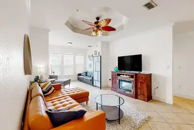 Image de Snowbird-friendly condo with pool, hot tub, sauna, fitness room & on-site tennis