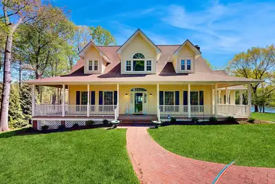 Image de Lakefront home with private dock, kayaks, beach, badminton, firepit, & deck