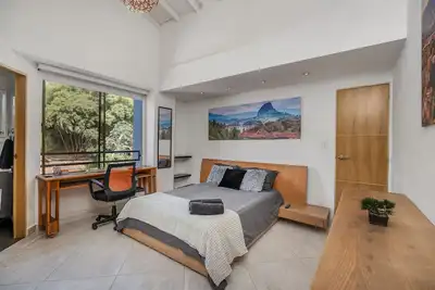 Image de Large 5br 4ba Apt! Great quiet location! Near Park Provenza and Lleras! Fast net