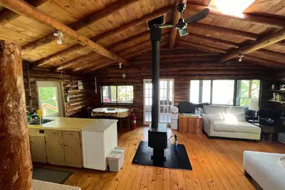 Image de Rustic Log Cottage in Woodchuck Bay on Lake of the Woods with a Sand Beach