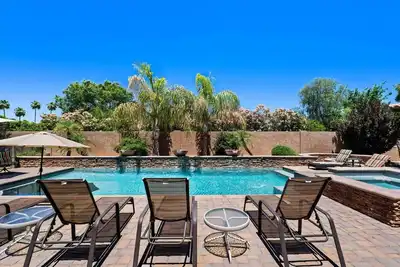 Image de Cool Off at This 5br Mesa Home | Pool, Hot Tub, Putting Green, Playground & Covered Outdoor Bar