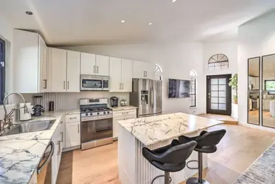 Image de Dazzling, Modern Design Bungalow in Green Valley