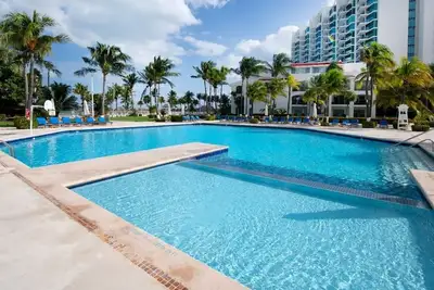 Image de Vacation getaway with beach access & balcony