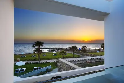 Image de Superb Beach Front modern villa with heated Pool, ideal for weddings (10)
