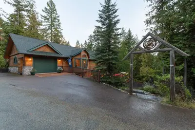 Image de Spend Summer in Whitefish! Stunning Ptarmigan home! Communal Pool! Community Hot Tub!
