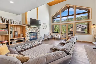 Image de Summer Stays Available! Gorgeous Ski-in/Ski-Out Home on Big Mountain! Private Hot Tub!
