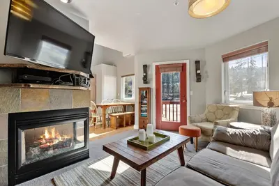 Image de Book Now for a Summer Getaway! Charming Ski-In / Ski-Out Townhouse on Big Mountain!
