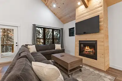 Image de Summer Stays Available! Ski-in Ski-out Whitefish Ski townhome! Private Hot Tub! Sleeps 14!
