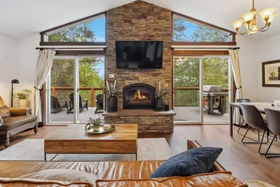 Book a Summer Getaway! Luxury Listing! Stunning Home with amazing views and hot tub