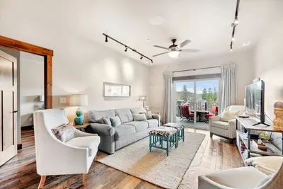 Image de Book a Whitefish Summer Getaway! Penthouse with private hot tub, mountain views! Walk to downtown!