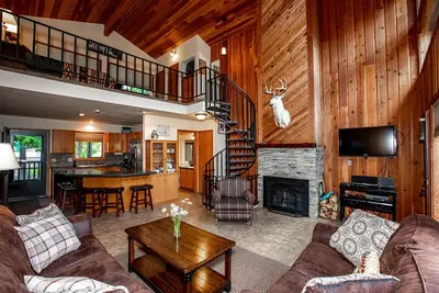 Image de Summer Stays Available! Beautiful Ptarmigan Condo! Indoor/Outdoor Pool, Hot Tub, Tennis Courts, etc!